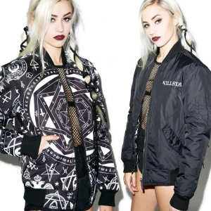 Killstar fodrad bomberjacka vändbar - Säljer en fodrad bomberjacka från Killstar den är vändbar. Jackan har ribbade muddar, dragkedja framtill och två fickor med knapp även två små fickor på armen.  Materialet är polyester och nylon. 