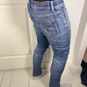 Dondup konor skinny fit  - Dondup jeans konor skinny fit, inga direkta defekter. Väldigt fint skick, modellen är 180 cm 75 kg och bär storlek W31 . Mått A: 38.5 cm B: 95 cm. Dom är inte så skinny i verkligheten utan bara vinkeln bilden är taggen. Notera att måtten kan skilja någon centimeter beroende hur man mäter. Jeansen är väldigt hög kvalité, och är riktigt snygga! Kom med frågor ❤️