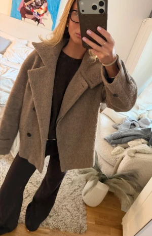 KAPPA FRÅN ARKET - Säljer en beige rock kappa från ARKET med bred krage och dubbelknäppning. Jackan är tillverkad i mjuk ull, har långa ärmar och en loose passform. 