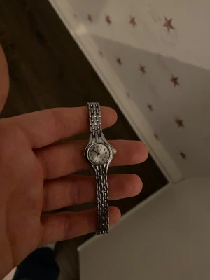 Rostfri Silverklocka  - Fint skick med ett helt nytt batteri och justerbart armband. Så du kan justera storleken på klockan hemma på 2 minuter med hjälp av nål 📌 