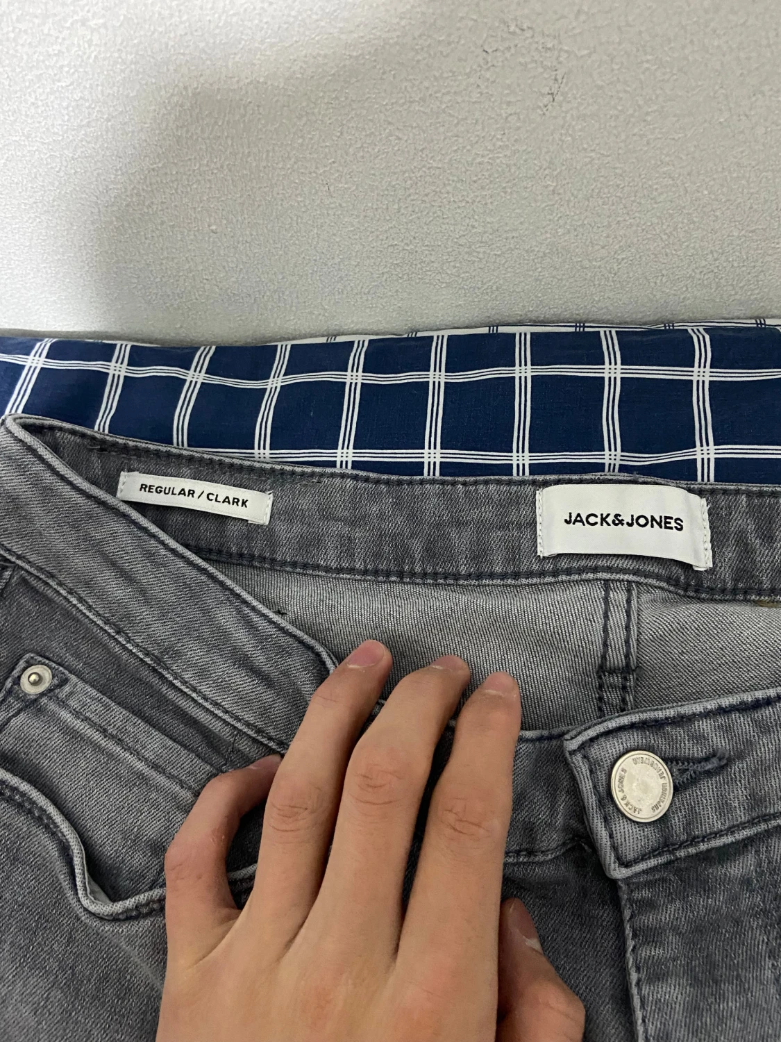 Grå jeans från Jack & Jones Regular Clark - 1