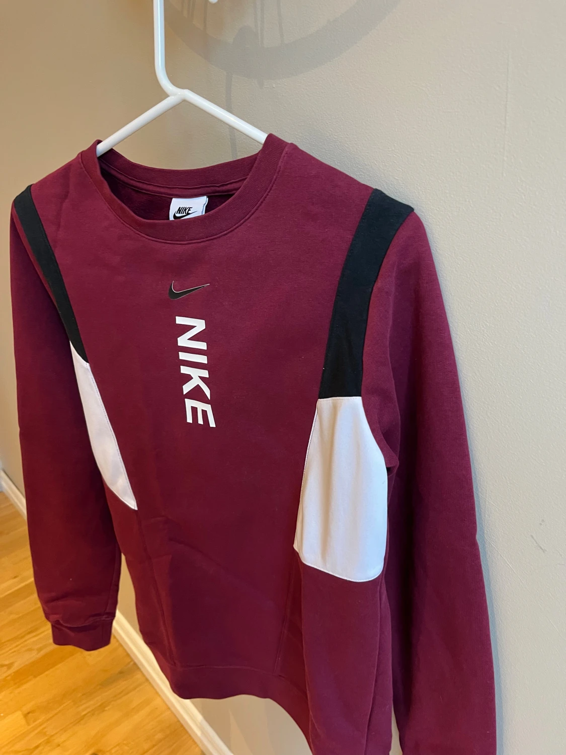 Vinröd Nike sweatshirt med tryck - 2