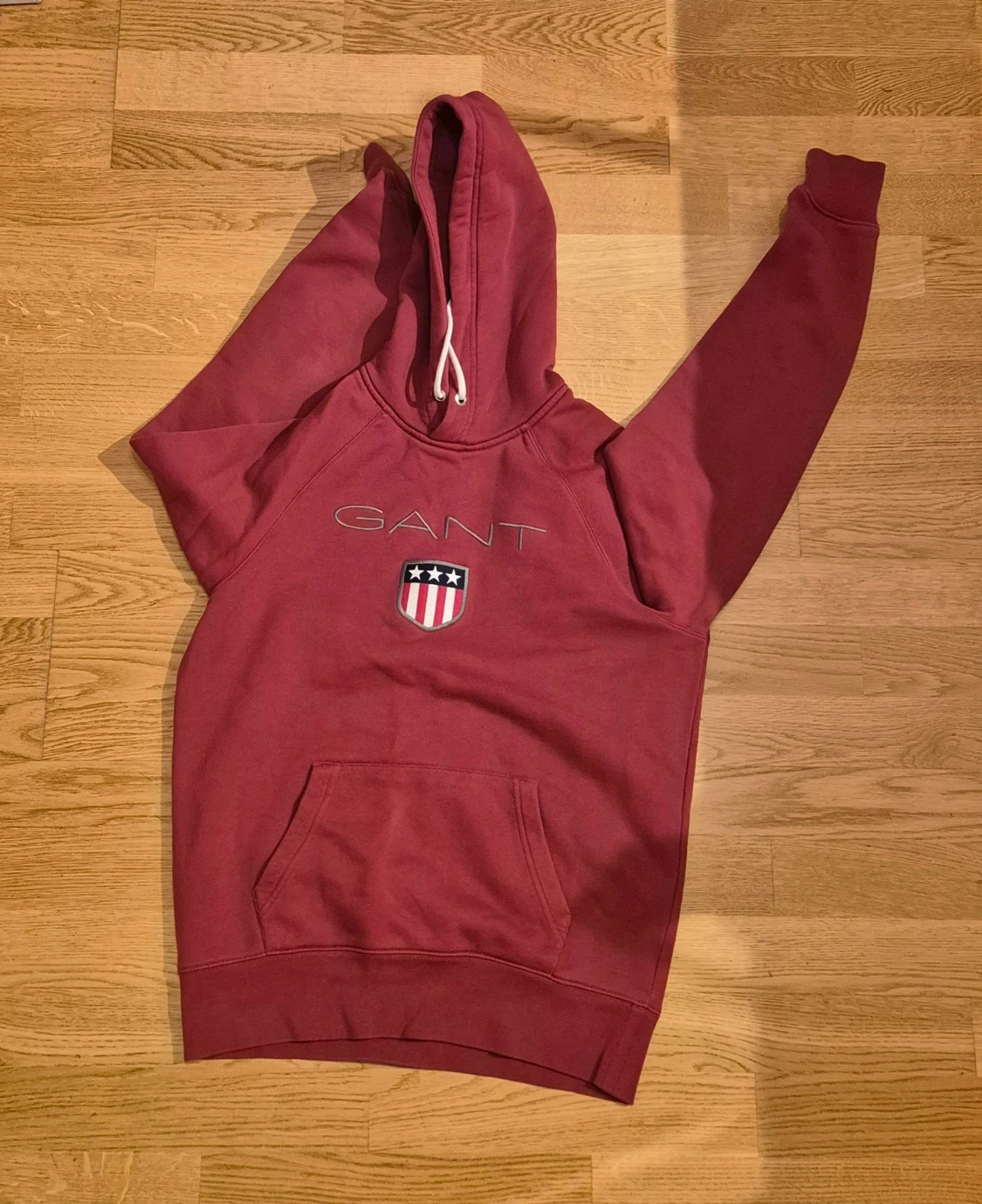 Vinröd hoodie från GANT med logga - 1