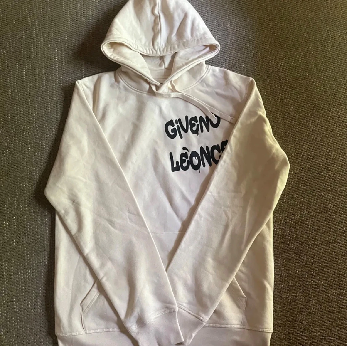 Vit hoodie från Giveno Léonce