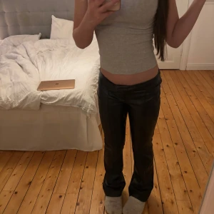 Svarta Bootcut skinnbyxor  - Trendiga byxor inga tecken på användning men är använda fåtal gånger , köpta för typ 400-500midwaist går vid typ naveln men går att vika ner om man vill