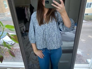 Eftertraktad blus från hm - Supersöt, endast använd en gång och i nyskick därav priset. 💕