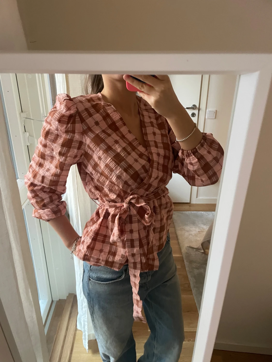 Rutig omlottblus med puffärm - 1