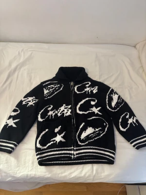 Corteiz kofta/jacka - Corteiz kofta som också går att använda som jacka på vår/höst. Jätteskön till vintern och riktigt snygg