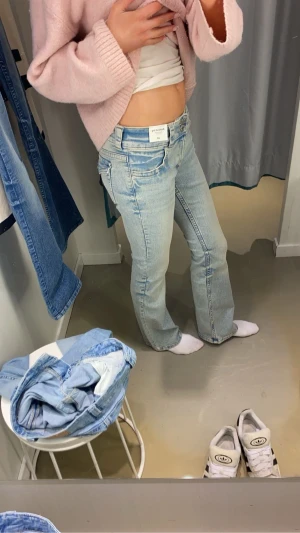 Jeans - Säljer dessa lågmidjade jeans från hm, används fåtal gånger då jag har andra jeans jag föredrar och de har blivit för korta. Storlek 170 alltså xs/s köpa för 350kr