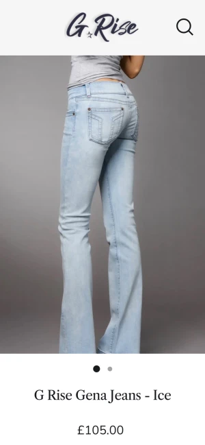 G Rise ljusblå bootcut jeans - Snygga ljusblå jeans från G Rise i modellen Gena Jeans Ice. Jeansen har bootcut-snitt med lätt utsvängda ben och klassisk femficksdesign. Tillverkade i mjukt denim-material med låg midja och subtila slitningar för en fräsch look. 