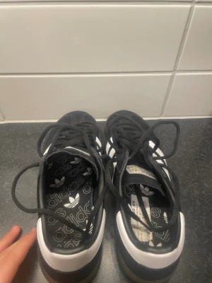 Adidas Spezial svarta sneakers strl 40 - Adidas Spezial sneakers i svart mocka  som passar till allt enligt mig. Säljer eftersom jag råka köpa en storlek för liten och han inte skicka tillbaka därför säljs dem. Skicka vid frågor. Använd dom en gång. Man får självklart med skokartongen.😄