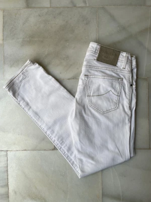 Vita Jacob Cohen jeans 622 comfort - Snygga vita jeans från Jacob Cohen i nyskick. Modellen är 622 comfort.                                            —————————————————————————                                                             📐 | Storlek: w31                                                             👖 | Märke: Jacob Cohën                                        🔎 | Skick: 9.7/10 (som nya)                                  💵 | Ny Pris: 5199kr                                                 ✍🏻 | Skriv om du har några frågor