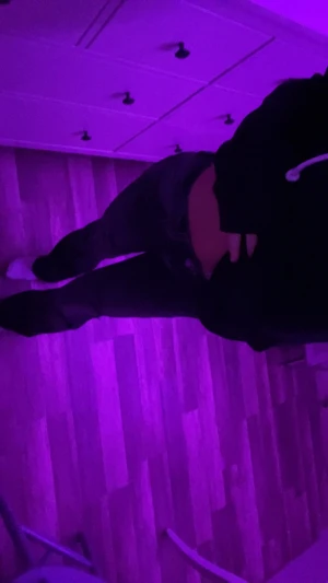 Grå slitna jeans med raka ben - Säljer ett par grå jeans med slitningar på knäna och raka ben. Jeansen har låg midja och klassisk femficksmodell. Perfekta för dig som gillar en avslappnad och trendig stil. Storlek 158 fast passar mig som har XS