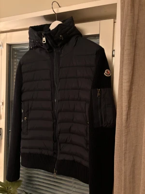 MONCLER CARDIGAN - Hej! Säljer nu denna cardigan i en sjukt fin navy blå, inga skador inga som helst defekter alls, storlek S riktigt fet! Kan gå ner i pris vid snabb äffär 