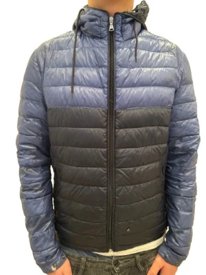 Blå dunjacka Moncler - ‼️Snygg dunjacka från Moncler med quiltad design och huva med snörning. Perfekt för dig som vill ha en stilren och varm jacka med premiumkänsla. Storlek:3 Finns lite små defekter på jackan som är lagade men det är inget man ser på långt håll. Skriv om ni frågor‼️