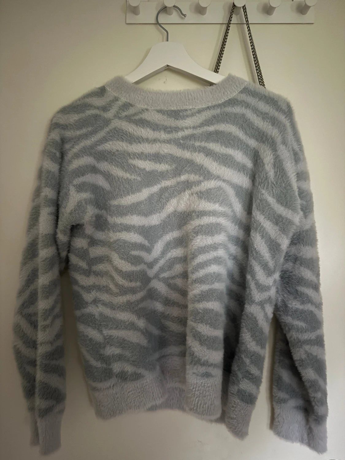 Ljusgrå fluffig zebramönstrad tröja