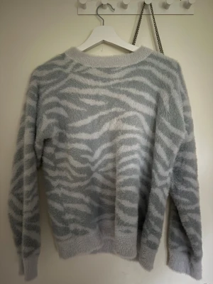 Ljusgrå fluffig zebramönstrad tröja - super mysig tröja från lindex💖🦓🦓