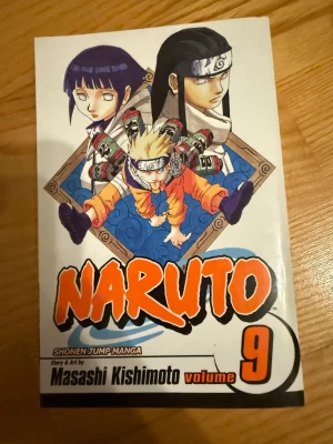 Naruto Volume 9 på engelska  - Naruto Volume 9 är en spännande manga fylld med action, ninja-strider och episka dueller. Perfekt för dig som gillar äventyr, coola karaktärer och intensiva utmaningar. Inspirerad av den populära TV-serien och passar både ungdomar och unga vuxna som vill ha något riktigt underhållande.