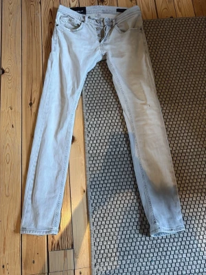 Dondup storlek 29 - Dondup storlek 29. Defekt bild 2 vid knät. Även en defekt i bild 3. Lagning bild 4.