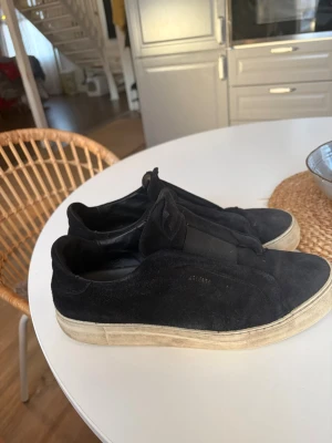 Arigato skor storlek 44 - Säljer nu mina arigato skor som är köpte från NK i Stockholm för ungefär 2 år sedan  dom är lite slitna men fungerar fortfarande bra och är väldigt stiliga. Skriv om ni undrar något. Priset kan diskuteras