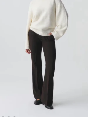 Bruna kostymbyxor från Gina Tricot stl 34 - Mina favorit kostymbyxor! Har i flera färger, men dessa har nu blivit för små. Snygga bruna kostymbyxor med bootcut passform. Sitter som en smäck! Från Gina i storlek 34