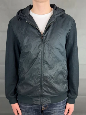 Massimo dutti cardigan - Massimo dutti cardigan | Färg: Grönblå | Storlek: XL, sitter som L | Skick: Mycket bra, fläck vid taggen annars bra. | Hör av dig vid frågor och funderingar! 