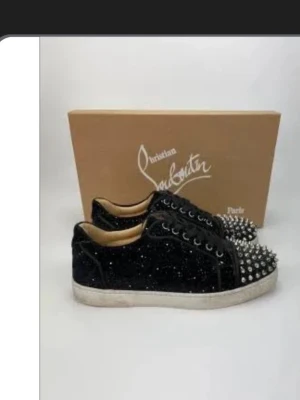 SÖKER SÖKER Svarta glittriga Louboutin sneakers  - SÖKER DESSA