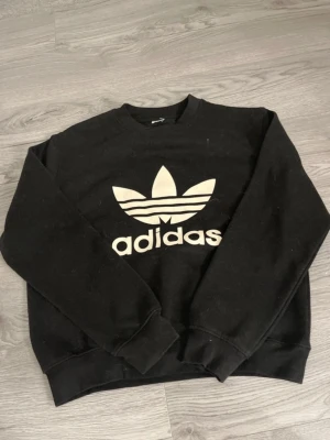 adidas tröja - helt ny men har blivit lite hårig🖤