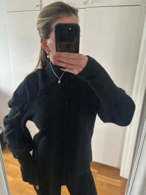 Svart stickad tröja - Så så snygg stickad från gestuz🥹