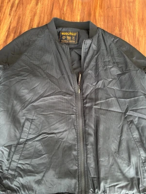 Woolrich jacka  - Säljer denna sjukt feta woolrich jackan, jackan är rätt tunn funkar perfekt nu till våren speciellt kvällarna om man vill klä upp sig lite extra, storleken är m, priset är inte fast i sten hör av er vid minsta frågor 