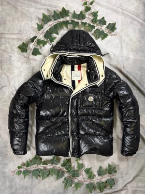 Moncler Branson Down Jacket – Svart – Strl 3 (M) - "|Färg: Svart, blank nylon | Modell: Branson, dunjacka, huva | Storlek: 3 (M), normal passform | Skick: Grade A, 10/10 | Hör av dig ifall du har funderingar!"