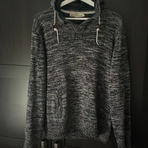 Unik stickad hoodie - Hallå! Säljer en helt sjuukt snygg stickad hoodie med en riktigt schysst blå/grå färg. Storlek L men sitter som storlek M, passar också S! Skriv vid minsta lilla! 