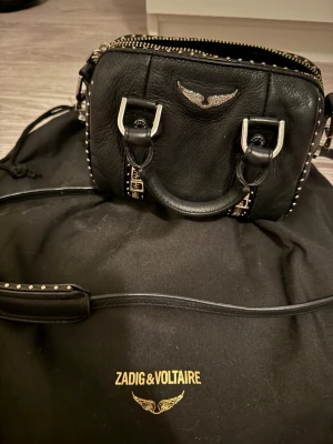 Svart handväska från Zadig & Voltaire - Zadig & Voltaire nano sunny bag💞