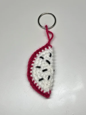 Virkad drakfrukt nyckelring - Handgjord virkad nyckelring i frukten drak frukt❣️Den är 7cm på höjden och 3,5cm på längden