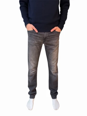 Hugo boss jeans - W33/L36. Snygga grå jeans med raka ben och tydliga kontrastsömmar. Jeansen har klassisk femficksdesign och normal passform. Perfekta för dig som gillar en stilren och enkel look.