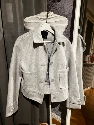 Grå kappa från Lager 157 – stilren & fin i skick 🩶 - Grå kappa från Lager 157 – stilren & fin i skick 🩶  Säljer en snygg grå kappa från Lager 157. Använd bara några gånger och är i jättefint skick utan fläckar, hål eller andra fel.  Perfekt som vardagskappa – enkel att matcha och funkar lika bra till jeans och sneakers som till en mer uppklädd outfit. Tidlös modell som aldrig går ur stil.  🧥 Klassisk grå färg ✨ Använd få gånger 👌 Inget slitage eller fel 🍂 Perfekt för höst, vinter och vår 