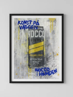 Nocco grand sour poster  - Unik tavla med motiv av en Nocco Focus Grand Sour-burk i svart, gult och grått. Texten 'KONST PÅ VÄGGEN NOCCO I HANDEN' är sprayad i blått. Inramad i svart ram och signerad av konstnären. Perfekt för dig som gillar popkonst och energidryck.