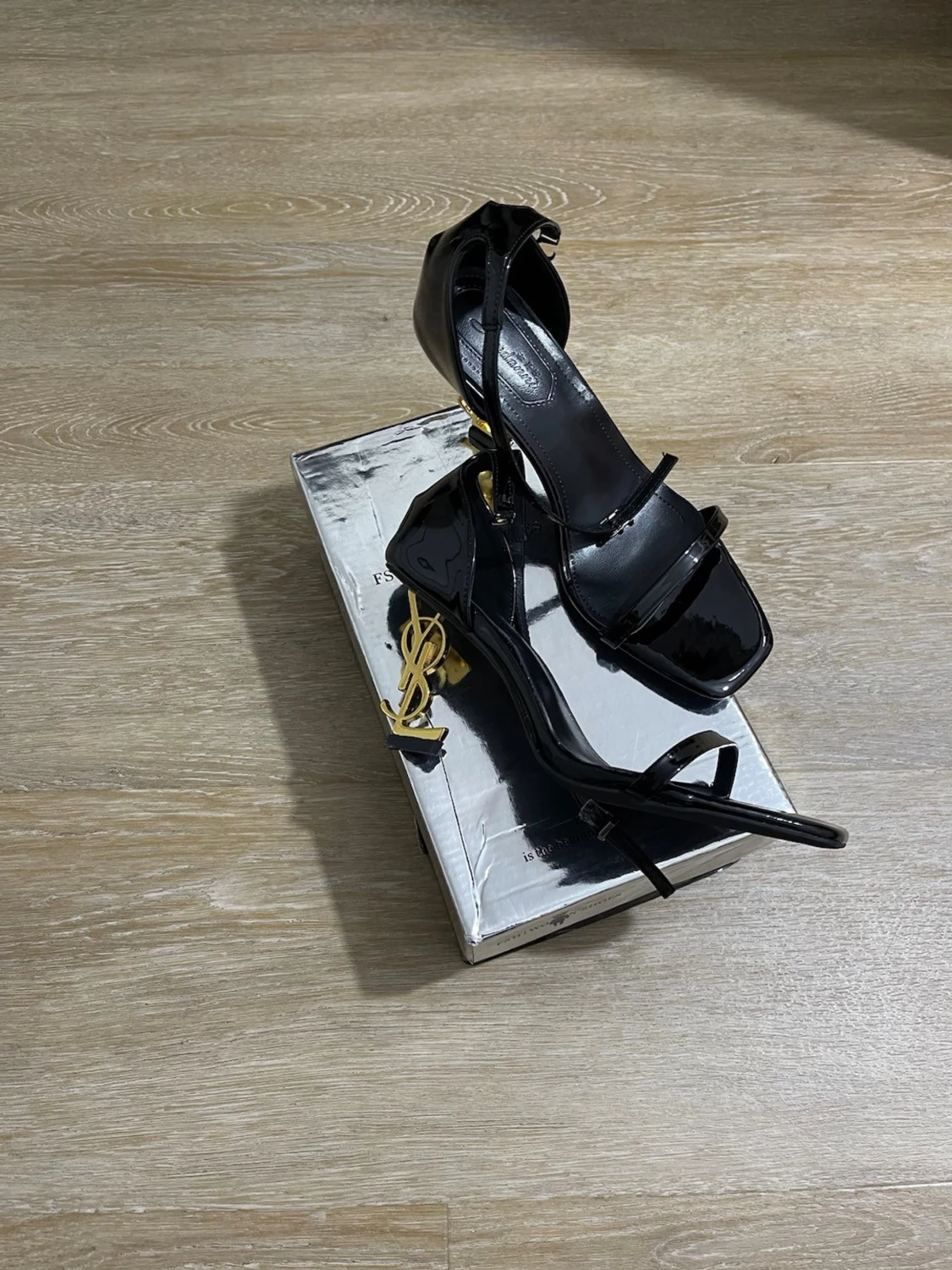 Svarta pumps med gulddetalj