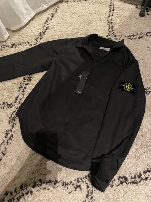 Stone Island Overshirt - Storlek M men passar även bra till storlek S
