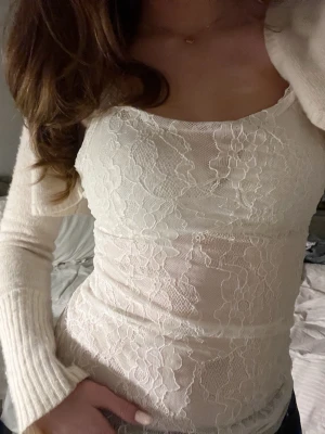 Spetslinne - Helt nytt med lapparna kvar, säljer pga glömde lämna tillbaka 