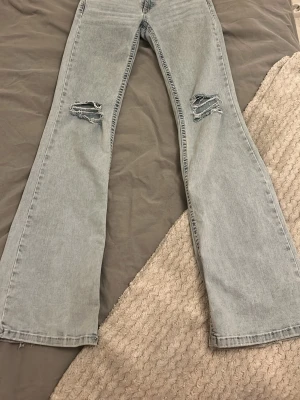 Ljusblå bootcut jeans från Nelly - jag säljer dessa skitsnygga jeans från nelly i storlek 34! dem är lite nedtrampade vid foten då de var lite för långa för mig💕