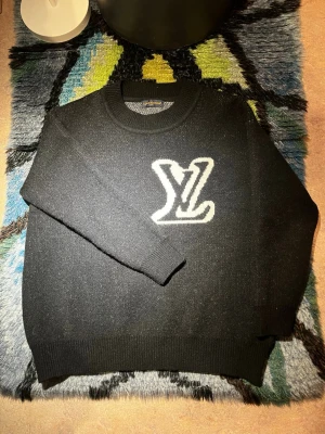 Fett tröja  - Riktigt fett tröja som tyvärr är fejk. Sitter bra på mig som är ca 170, passar mellan 165-175. Skriv om ni har frågor💪🏽 pris kan diskuteras vid snabb affär🔥🫡