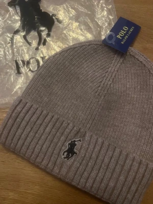 Ralph Lauren Mössa - Jätte fin, väldigt skön ralph lauren mössa. ✅ Den passar perfekt och är jätte fin. ✨ Helt oanvänd och helt ny. Kan kanske gå ner i pris lite. SKICKAS SAMMA DAG SOM KÖP! 📦 