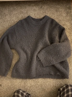 Mörkblå stickad tröja från Gina Tricot - Säljer denna jättemysiga stickade tröjan ifrån Gina! Igga mina ben❤️ Säljer då jag inte tycker om hur den passar mig och har inte använt den på väldigt länge. Pris kan diskuteras !!