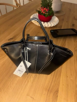 Ny väska  - Köpt på Åhléns fick i present 