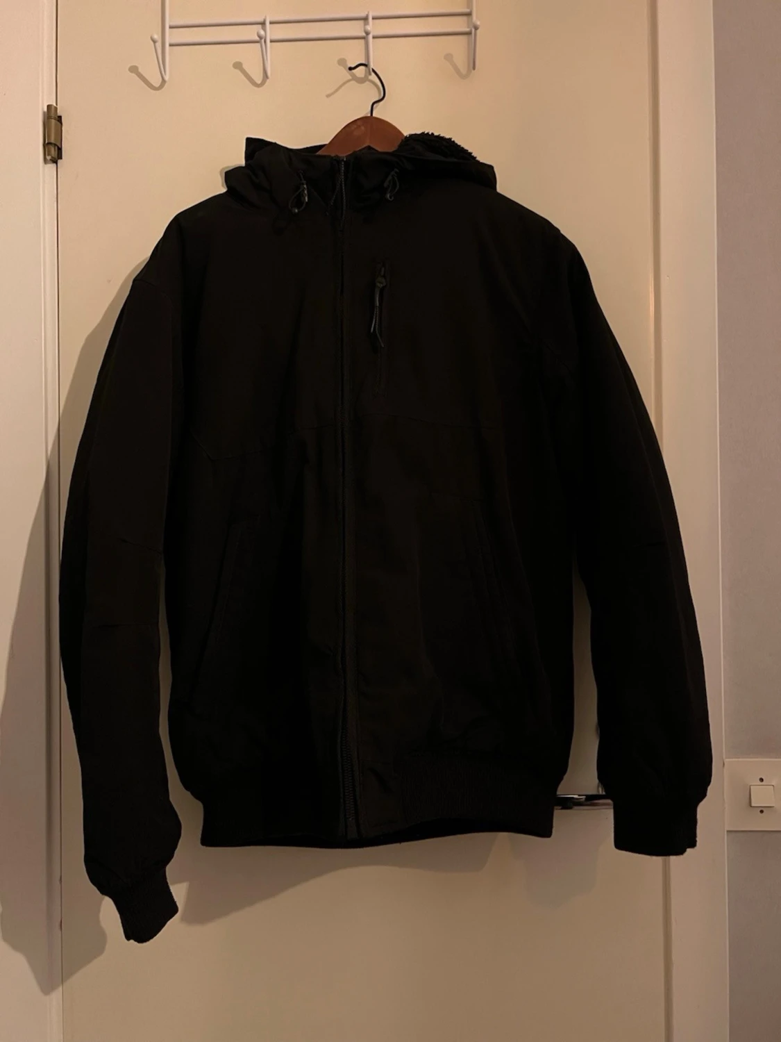 Svart vindjacka från FSBN med luva