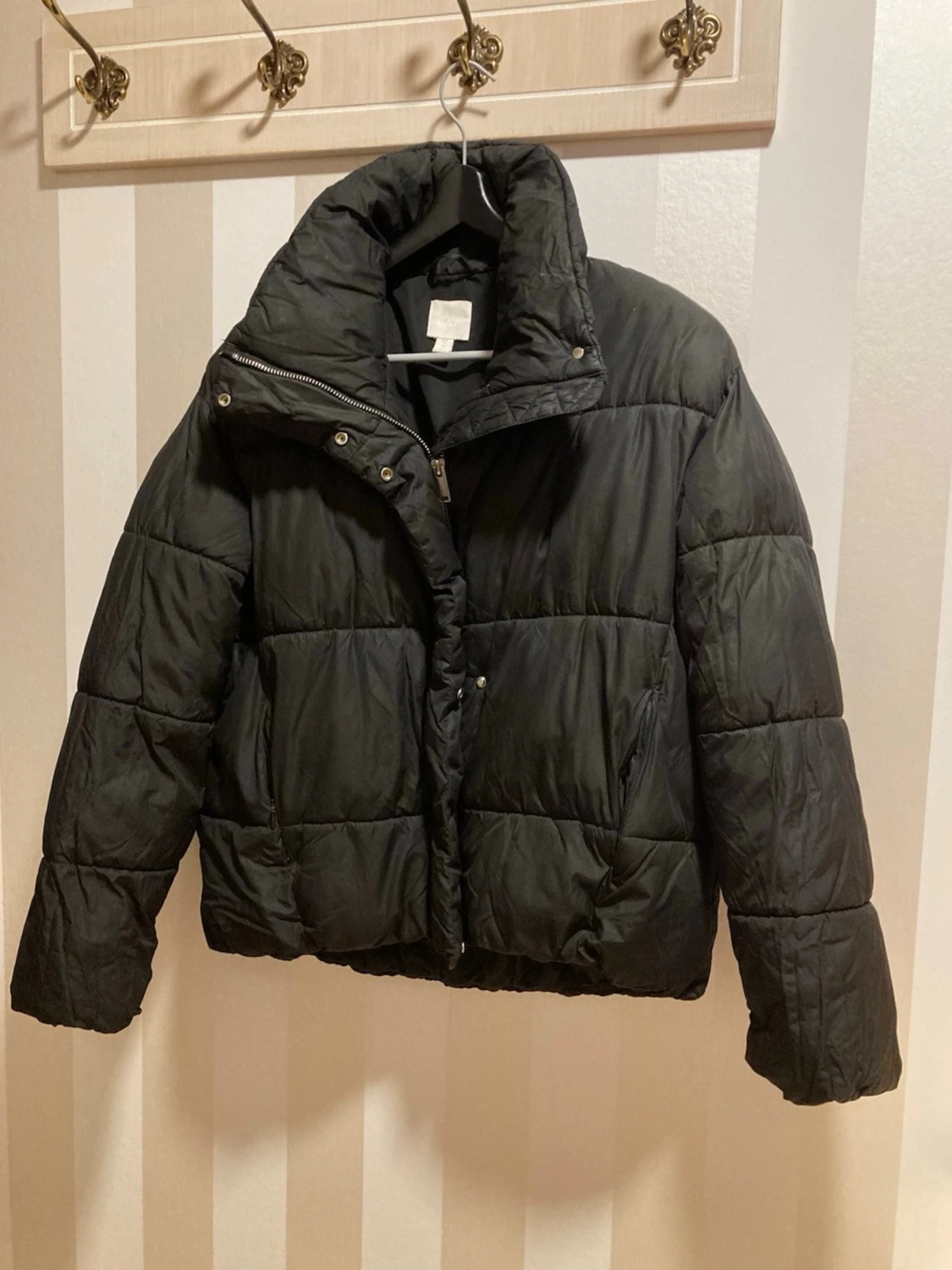 Svart pufferjacka med hög krage