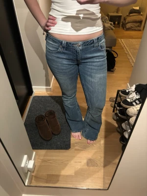 True religion low waist jeans  - Äkta True Religion-jeans i low waist-modell med bootcut/flare. Riktigt smickrande passform med tajt fit över höfter och lår och snyggt utsvängda ben. De har rosa sömmar och har fina detaljer på fickor och sömmar.  Jeansen är i princip nya, endast använda en gång och i perfekt skick utan slitningar eller märken. • Märke: True Religion • Modell: Low waist, bootcut • Färg: Blå denim • Skick: Som nya Skickas snabbt, inom 24 timmar!  Hör av dig vid frågor eller om du vill ha mått!  • Nypris 1 399kr