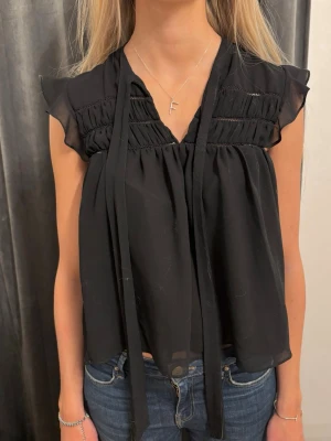 Festtopp  - Sååå najs svart topp med snörning och volanger. Storlek xs från Zara. Perfekt festtopp.