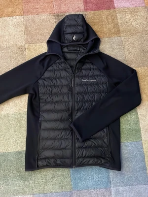 Svart vindjacka från Peak Performance - Snygg svart vindjacka från Peak Performance. Storlek L. Skriv vid funderingar